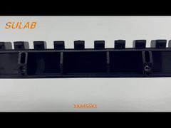 Stapsgebouw van de roltrap van kunststof gele randstrippen en zwarte loopvlakstrippen roltrap gele streep van kunststof